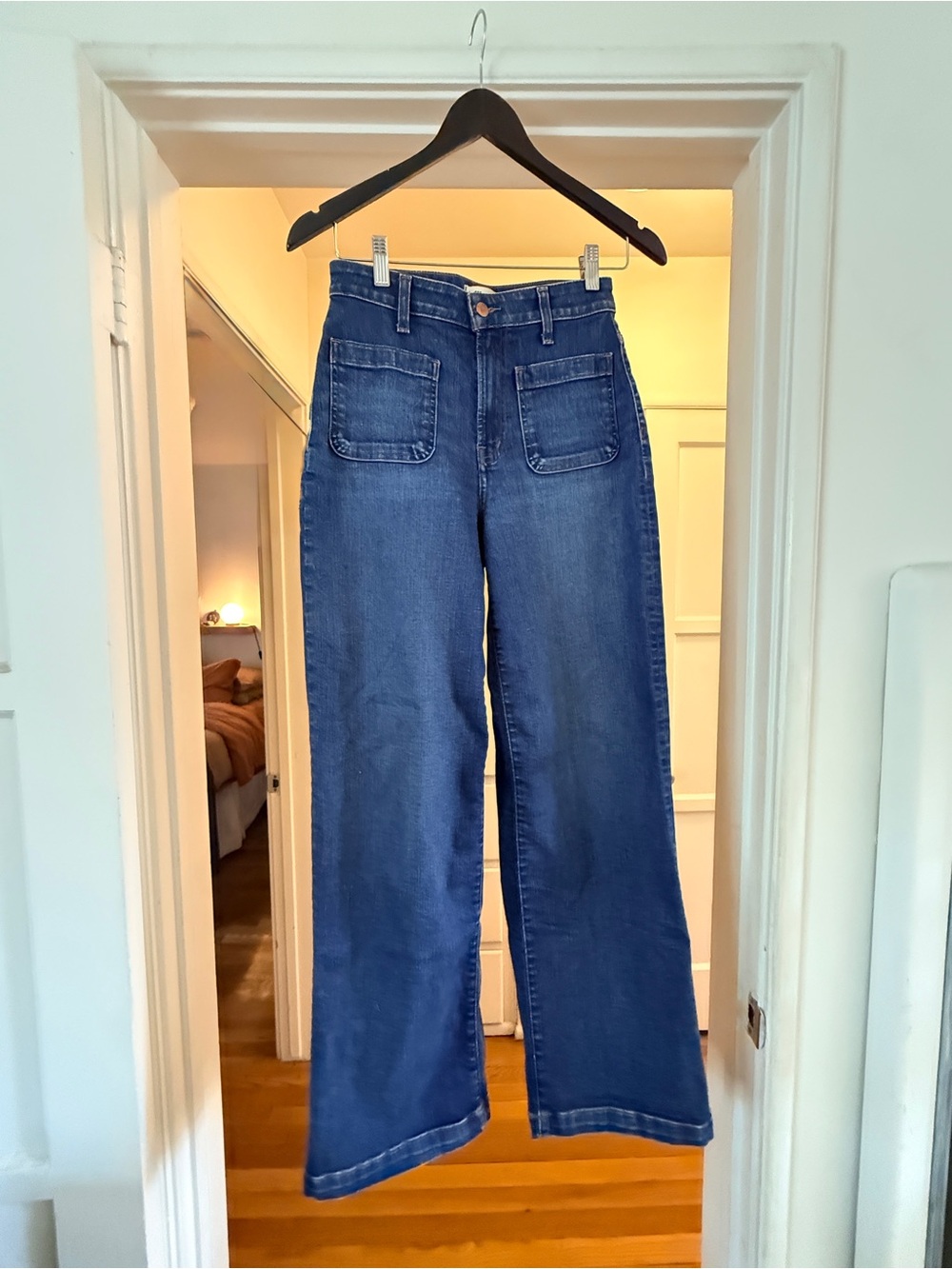 Madewell Curvy Emmett Wide-Leg Jean. Dark blue wash. Front patch pockets.